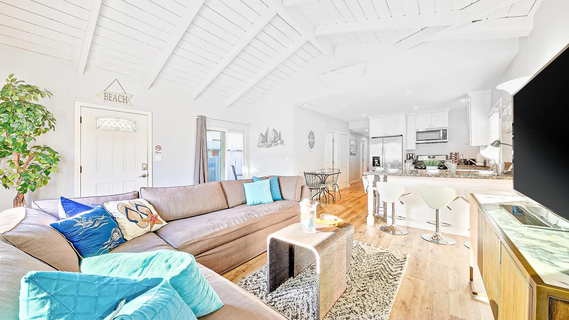 Duplex Across The Street From Beach & Boardwalk location